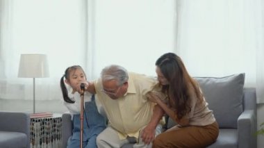 Asyalı bir aile, kız ve torun, diz ağrısı çeken büyükbabaya iyi bakıyorlar. Yürüyüşe çıkmak için dışarı çıkıyorlar. Büyükbaba ise yaşlı bir sopayla yürüyor.