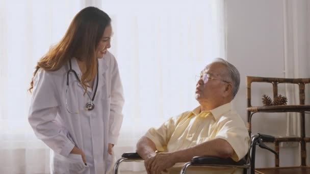 Enfermeira Médica Usar Uniforme Branco Abraçando Encorajando Feliz Paciente Idoso — Vídeo de Stock