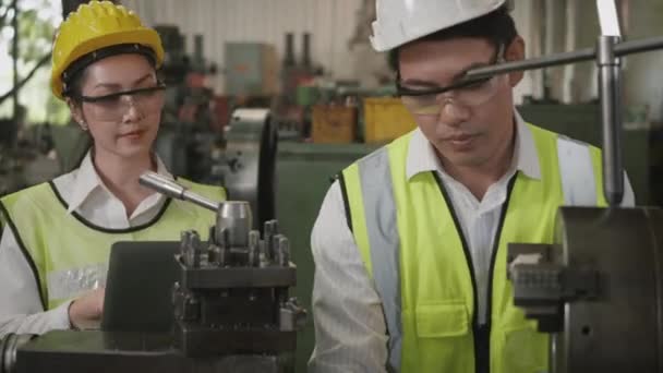 Asiático Profissional Engenheiro Mecânico Mulher Operação Homem Vestindo Uniforme Hardhat — Vídeo de Stock