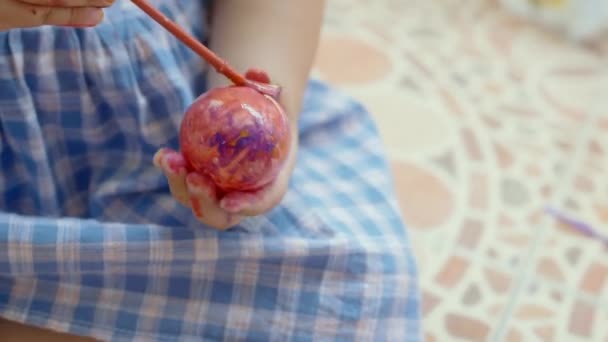 Manos Niña Pequeña Sentada Pintando Huevos Colores Para Caza Pascua — Vídeo de stock