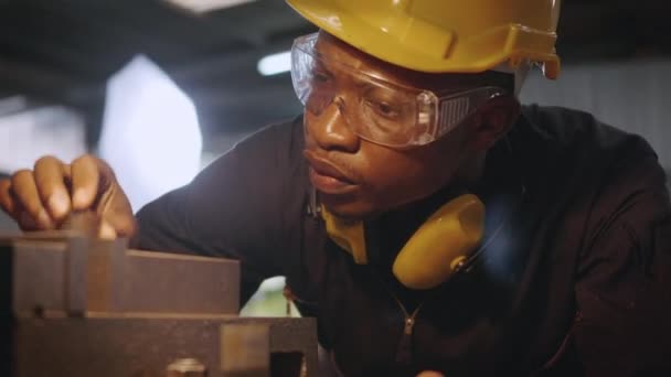 Amerykański Przemysłowy Czarny Młody Pracownik Człowiek Żółtym Hełmie Ochrony Ucha — Wideo stockowe