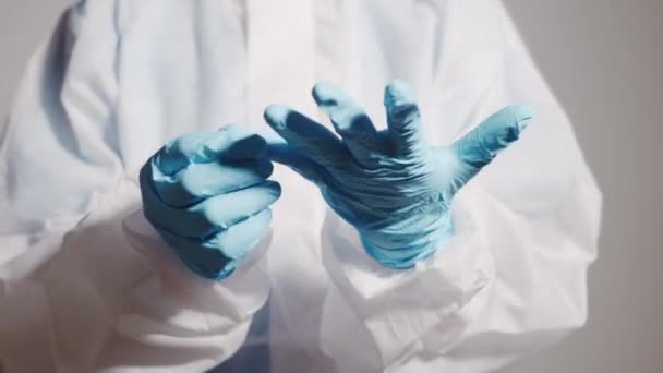 Nahaufnahme Der Hände Eines Asiatischen Arztes Psa Schutzanzug Mit Blauen — Stockvideo