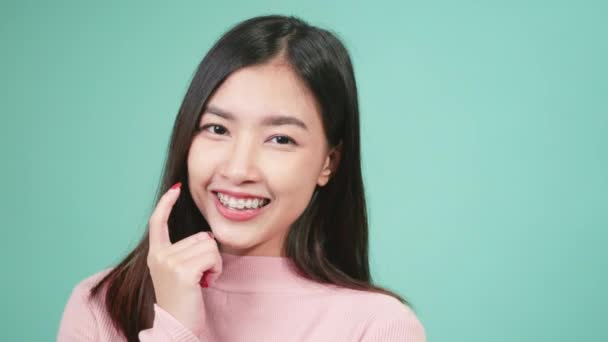 Портрет Молодої Азіатської Вродливої Жінки Яка Посміхається Носить Ортодонтичні Плазуни — стокове відео