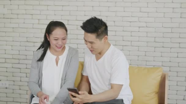 Mutlu Asyalı Güzel Aile Çifti Karı Koca Oturma Odasındaki Kanepede — Stok video