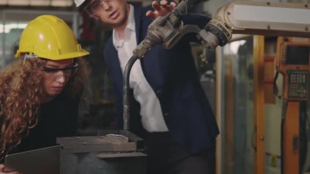 Ingeniero Mantenimiento Caucásico Diversas Trabajadoras Fábrica Hablando Presentando Explicando Máquina — Vídeo de stock