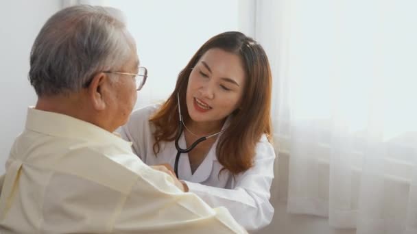 Vrouwelijke Verpleegkundige Dokter Draagt Witte Uniform Cardioloog Onderzoeken Patiënt Senior — Stockvideo