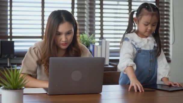 Asiatica Giovane Madre Che Lavora Con Computer Portatile Casa Sua — Video Stock