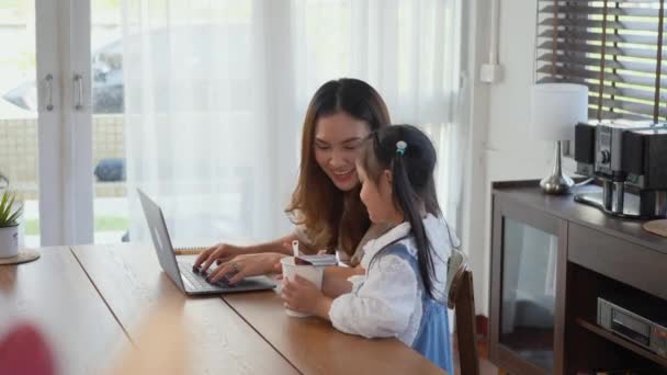 Família Asiática Jovem Mãe Trabalhando Computador Portátil Sua Filhinha Trazem — Vídeo de Stock