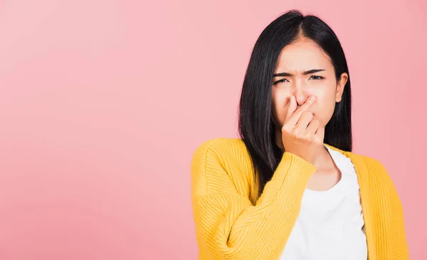 Asiatische Schöne Junge Frau Unglücklich Für Ein Geruch Ekel Ausdruck — Stockfoto