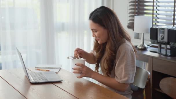 Asiatique Femme Affaires Manger Des Nouilles Instantanées Tout Travaillant Sur — Video