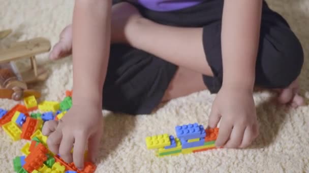 Mutlu Asyalı Çocuk Anaokulu Evde Kalıp Yaratıcı Plastik Oyuncak Blokları — Stok video