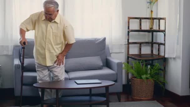 Gözlüklü Yaşlı Adam Evdeki Oturma Odasında Yavaşça Kanepeden Kalkmak Için — Stok video