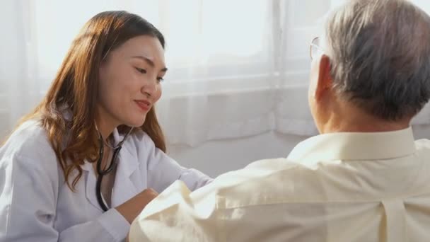 Enfermera Médica Usa Cardiólogo Uniforme Blanco Examinando Paciente Anciano Anciano — Vídeos de Stock
