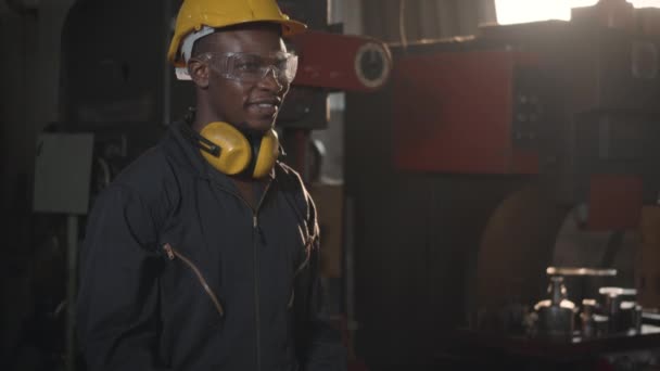 Porträt Amerikanischer Industrieller Schwarzer Junger Arbeiter Mit Helm Und Gehörschutz — Stockvideo