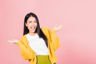 Mutlu bir Asyalı portresi güzel sevimli genç bir kadın heyecanlı bir şekilde ayakta duruyor çığlık çığlığa bağırıyor eller havaya, stüdyo çekimlerinde izole edilmiş pembe arka plan, Taylandlı kadın vay, fotokopi alanı ile.
