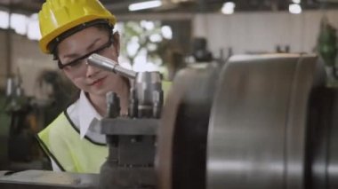 Asyalı profesyonel makine mühendisi ya da gözlük takan operasyon kadını güvenlik atölye metal torna fabrikasında çalışıyor ağır sanayi işçisi kadın.