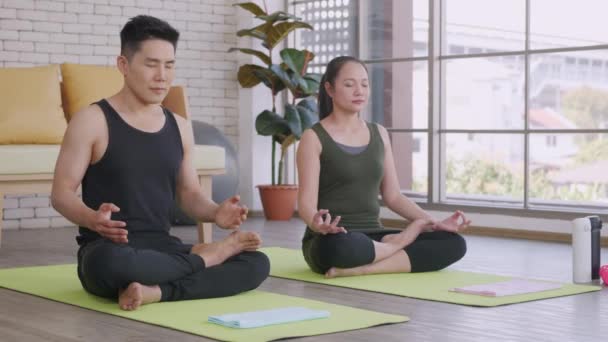 Feliz Asiático Hermoso Estilo Vida Familia Pareja Haciendo Yoga Sentado — Vídeo de stock