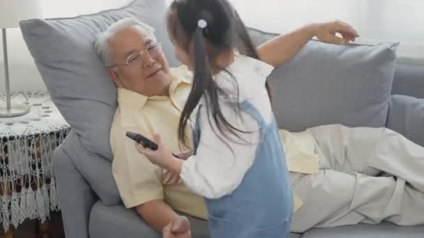 Feliz Abuelo Mayor Con Nieto Tomando Fotos Por Teléfono Inteligente — Vídeo de stock