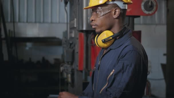 Porträtt Amerikansk Industri Svart Ung Arbetare Man Ler Med Gul — Stockvideo