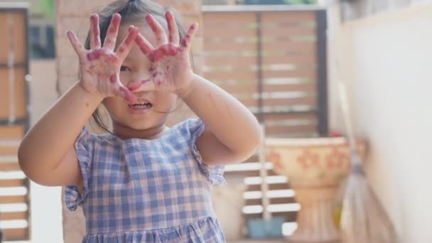 Feliz Asiático Engraçado Menina Pré Escolar Mãos Pintadas Tintas Coloridas — Vídeo de Stock