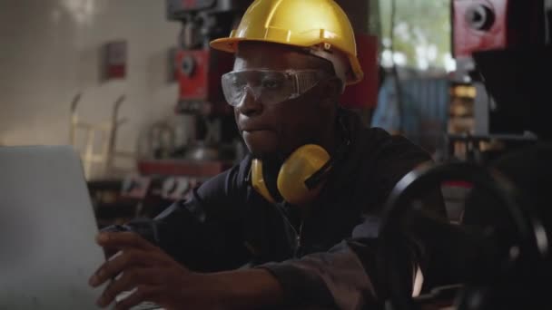노동자 노란색 헬멧을 흑인젊은 노동자 비디오 전화를 프로젝트에 — 비디오