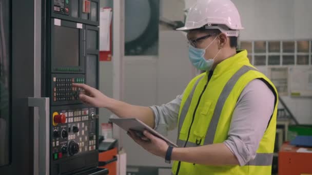 Asyalı Fabrika Işçisi Otomatik Programlama Cnc Değirmen Kontrol Makineleri Sanayi — Stok video