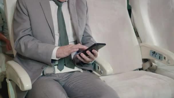 Glücklicher Geschäftsmann Mit Wifi Sms Oder Handy Spielen Flugzeug Sitzt — Stockvideo