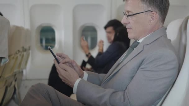 Glücklicher Geschäftsmann Mit Wifi Sms Oder Handy Spielen Flugzeug Sitzt — Stockvideo