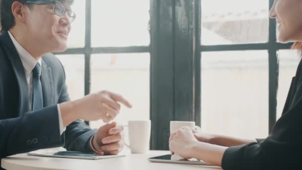 Feliz Dos Jóvenes Hombres Negocios Mujeres Estrechando Mano Después Una — Vídeos de Stock