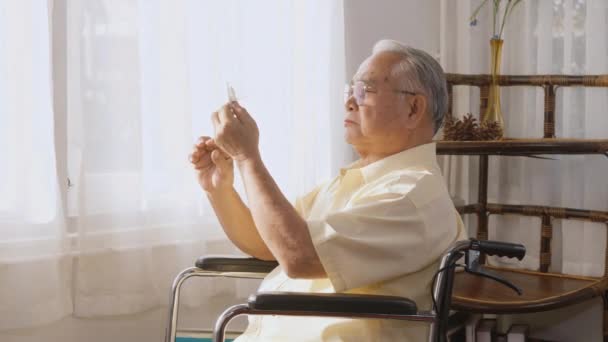 Discapacitado Anciano Paciente Sentarse Silla Ruedas Solo Mirar Través Ventana — Vídeos de Stock