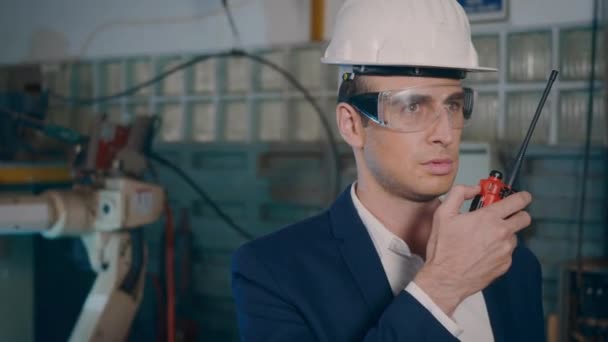 Professionele Zelfverzekerde Ingenieur Zakenman Pakken Veiligheidshoeden Bril Staan Met Walkie — Stockvideo