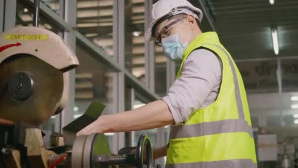 Fabrikens Industriarbetare Tekniker Eller Ingenjör Arbetare Bära Uniformer Skyddshjälmar Använda — Stockvideo