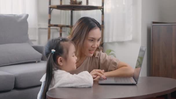 Asiatisk Ung Mamma Med Bärbar Dator Lära Sitt Barn Att — Stockvideo