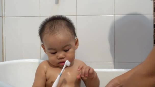 Bébé Asiatique Heureux Petit Garçon Prenant Bain Jouant Avec Des — Video