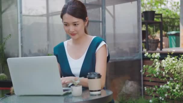 Азійська Вродлива Молода Жінка Працює Ноутбуком Подвір Біля Теплиці Садівник — стокове відео