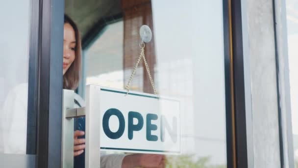 快乐的亚洲漂亮的年轻女性员工转身示意关门 咖啡店的女店主关上了窗口服务 做小生意 — 图库视频影像