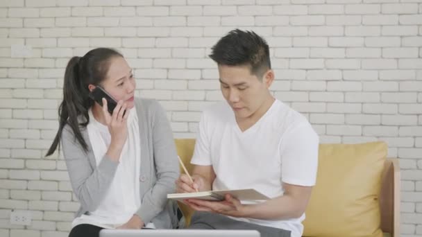 Heureux Couple Famille Asiatique Mari Femme Travail Confirmant Réservation Avoir — Video