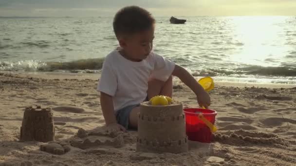 Diversão Feliz Criança Asiática Menino Bonito Jogando Areia Com Ferramentas — Vídeo de Stock