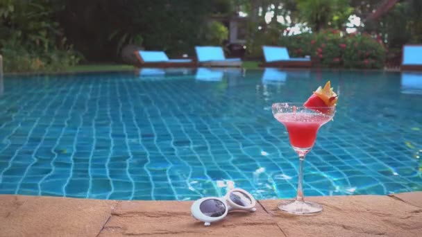 Азійська Вродлива Молода Жінка Яка Плаває Басейні Розслабляючись Склянкою Соку — стокове відео