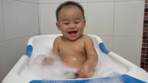 Bébé Asiatique Heureux Petit Garçon Prenant Bain Jouant Avec Eau — Video