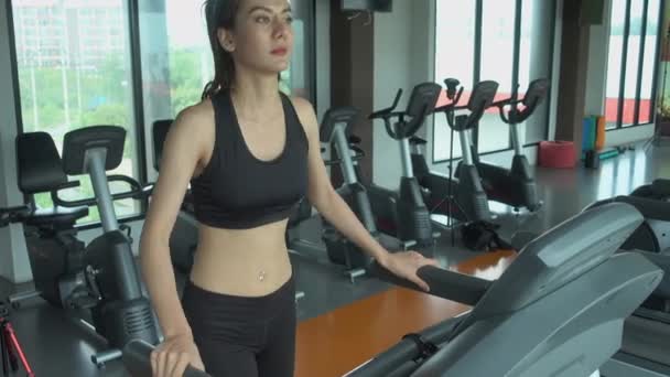 Asijské Krásné Sporty Mladá Žena Svalnatý Během Běhu Běžícím Pásu — Stock video