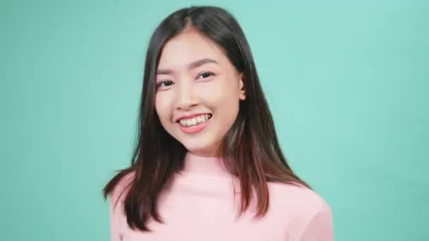 Πορτρέτο Νεαρή Ασιατική Ευτυχισμένη Όμορφη Γυναίκα Χαμογελώντας Φορούν Σιλικόνη Ορθοδοντική — Αρχείο Βίντεο