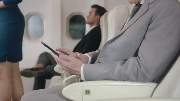Empresário Feliz Usando Mensagens Texto Wifi Jogando Telefone Celular Sentado — Vídeo de Stock