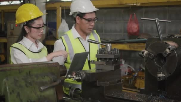 亚洲专业机械工程师妇女和操作人员 戴着制服 硬礼帽和护目镜 在车间金属车床工业制造厂 重工业车床工人上工作 — 图库视频影像