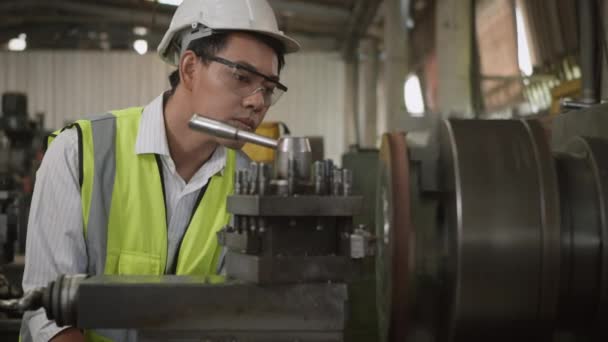 Ingeniero Mecánico Profesional Asiático Hombre Operación Usan Gafas Seguridad Uniformes — Vídeo de stock