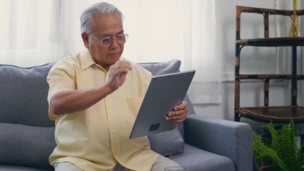 Asiático Idoso Paciente Vídeo Chamada Por Tablet Digital Para Médico — Vídeo de Stock