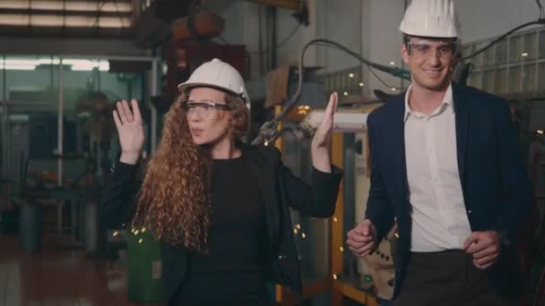 Ingeniería Gerente Negocios Industria Pesada Feliz Hardhats Bailando Divertido Juntos — Vídeos de Stock