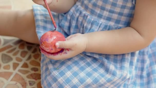 幼儿的手 坐在彩蛋彩绘上 准备在家里打猎 复活节假期的概念 — 图库视频影像