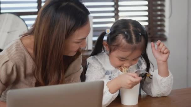 Asiatisk Familj Ung Mor Och Hennes Lilla Dotter Ler Med — Stockvideo