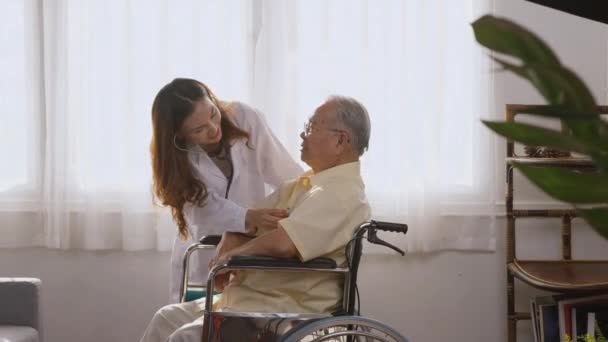 간호사 의사는 휠체어에 집에서 청진기를 사용하여 소리를 제복을 심장병 전문의 — 비디오